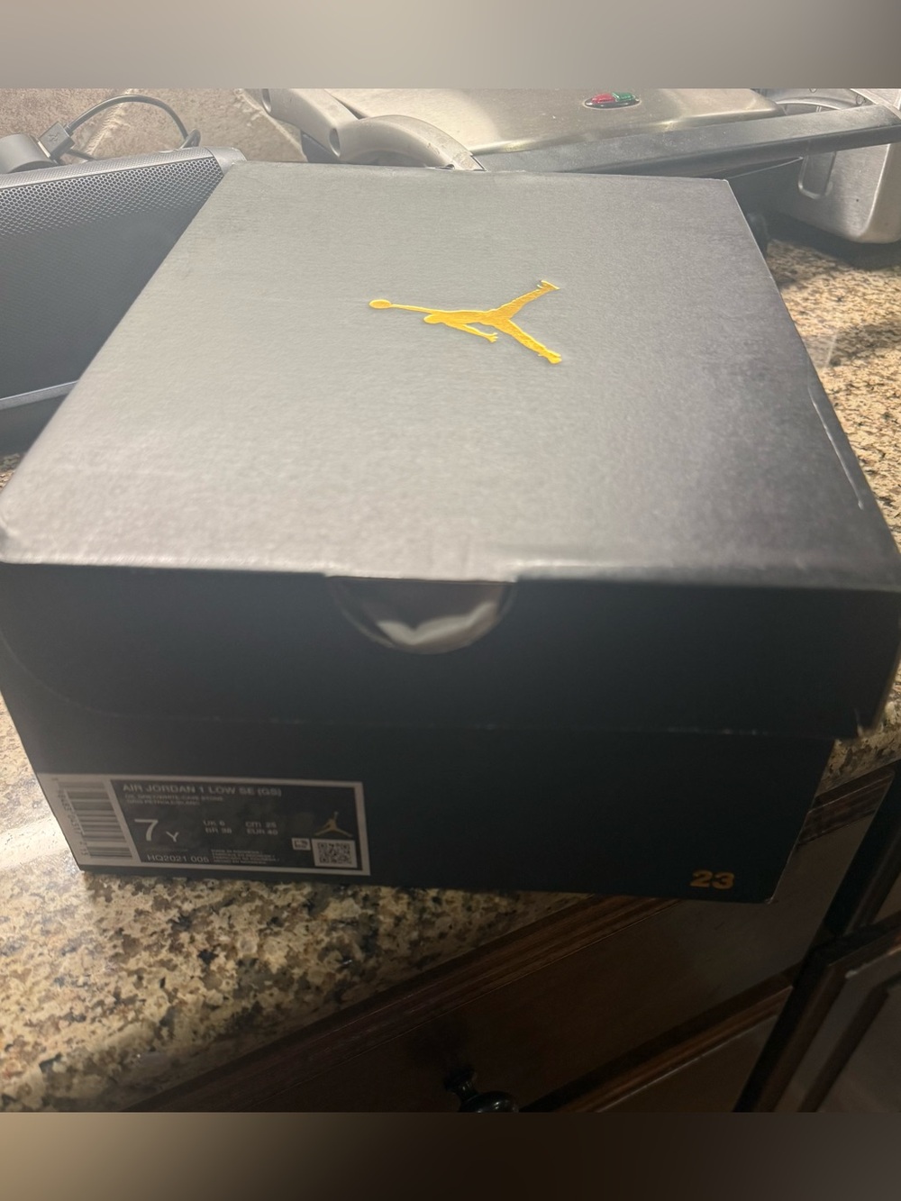 Jordan 1 SE Big Kid/Women’s Low-Top Sneakers in Pink, Gray & Yellow Accents - Picture 5 of 7